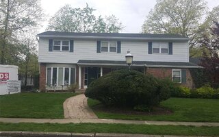 2 Capri Dr, Roslyn, NY 11576