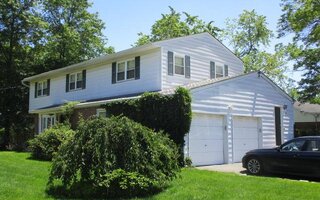 2 Capri Dr, Roslyn, NY 11576