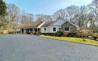 2 Copperfield Ln, Glen Head, NY 11545