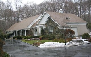 2 Copperfield Ln, Glen Head, NY 11545