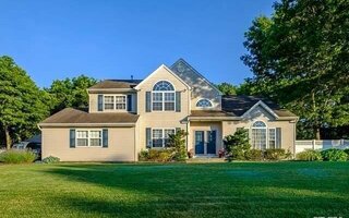 2 Daylilly Ct, Middle Island, NY 11953