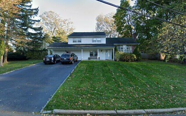 2 Doxey Dr, Glen Cove, NY 11542