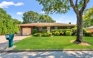 2 Dreamland St, Mastic, NY 11950