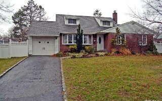 2 Elford Pl, East Northport, NY 11731