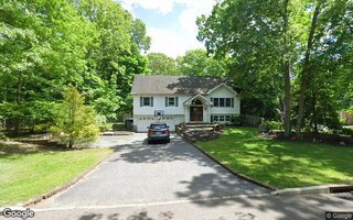 2 Flamingo Dr, Smithtown, NY 11787