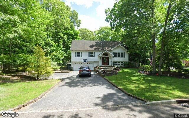 2 Flamingo Dr, Smithtown, NY 11787