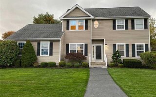 2 Greenbriar Ct, Holtsville, NY 11742