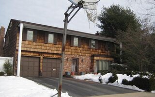 2 Joan Ct, Woodbury, NY 11797