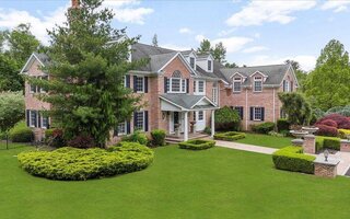 2 Pen Mor Dr, East Norwich, NY 11732