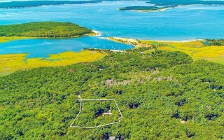 2 Phoebe Scoy Hwy, East Hampton, NY 11937
