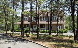 2 Sachem Ln, East Quogue, NY 11942