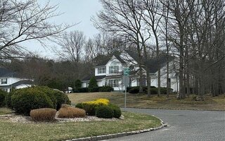2 Scott Ln, Manorville, NY 11949