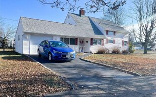 2 Shady Ln, Hicksville, NY 11801