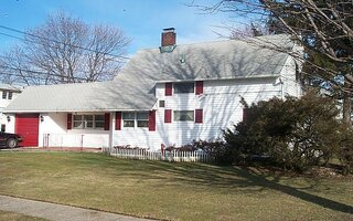 2 Shady Ln, Hicksville, NY 11801