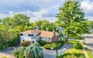2 Sullivan Dr, Jericho, NY 11753