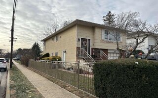 2 Wallace Ct, Valley Stream, NY 11580