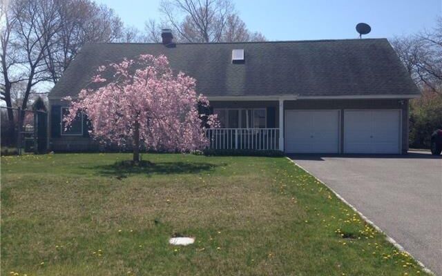 2 Yellow Pine Cir, Medford, NY 11763