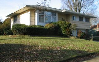 20 Briarwood Ln, Plainview, NY 11803