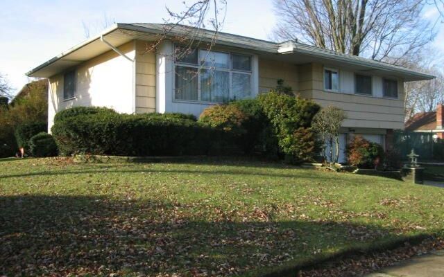 20 Briarwood Ln, Plainview, NY 11803