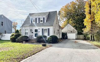 20 Cedar St, Center Moriches, NY 11934
