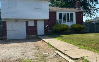 20 E 8th St, Deer Park, NY 11729