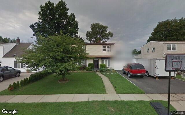 20 Elmtree Ln, Levittown, NY 11756