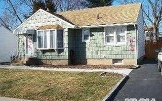 20 Ferndale Dr, Hicksville, NY 11801