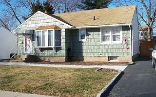 20 Ferndale Dr, Hicksville, NY 11801