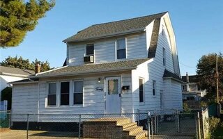 20 Laurel Rd, Lindenhurst, NY 11757