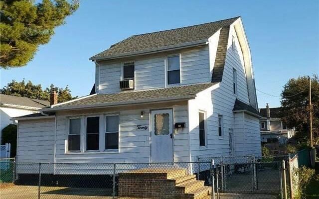 20 Laurel Rd, Lindenhurst, NY 11757
