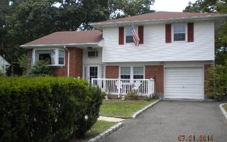 20 Marilynn St, East Islip, NY 11730