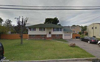 20 Merritt St, Lindenhurst, NY 11757