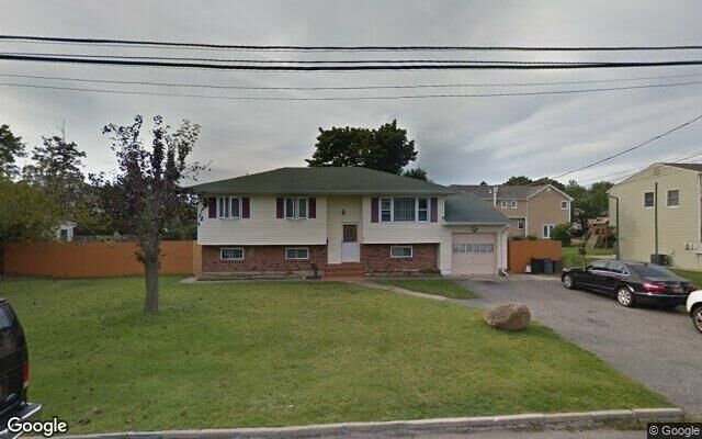 20 Merritt St, Lindenhurst, NY 11757