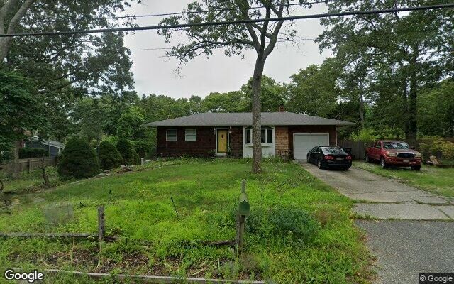 20 Oakwood Rd, Hampton Bays, NY 11946