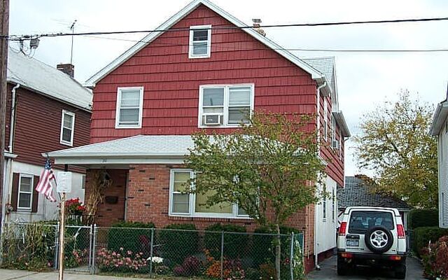 20 Redfern Ave, Inwood, NY 11096
