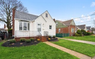 20 Stephen Ave, New Hyde Park, NY 11040