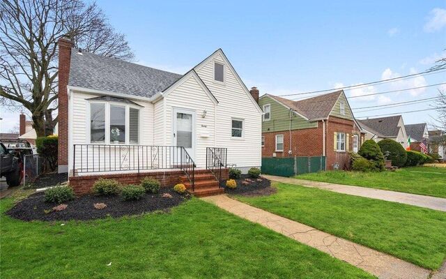 20 Stephen Ave, New Hyde Park, NY 11040 (Yard)