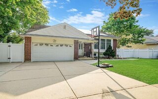 202 Roxton Rd, Plainview, NY 11803