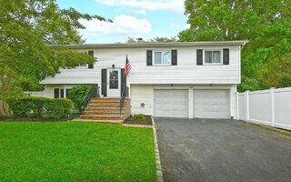 203 10th Ave, Holtsville, NY 11742