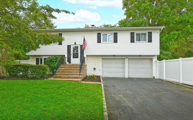 203 10th Ave, Holtsville, NY 11742 (House View)