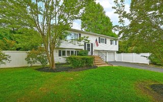 203 10th Ave, Holtsville, NY 11742