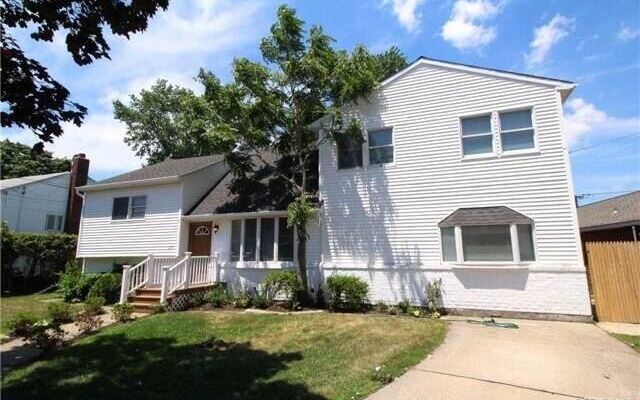 204 Bayside Ave, Oceanside, NY 11572