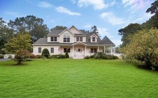 204 Melrose Pkwy, East Patchogue, NY 11772