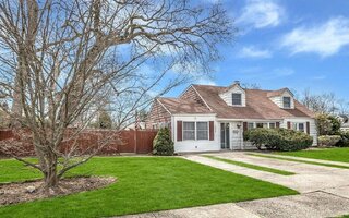 2054 Sydney Dr, Merrick, NY 11566