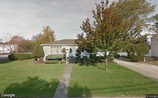 206 5th St, Lindenhurst, NY 11757