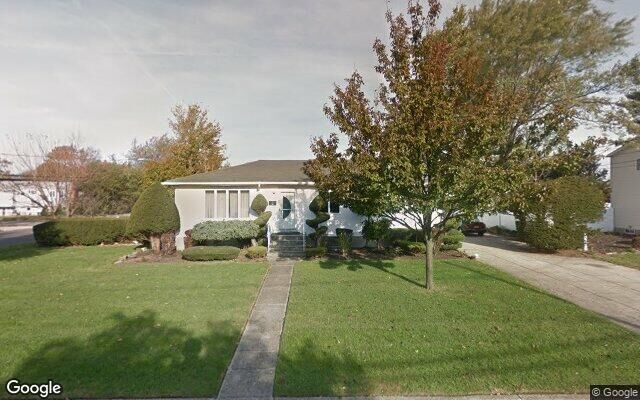 206 5th St, Lindenhurst, NY 11757