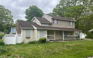 206 Longfellow Dr, Mastic Beach, NY 11951