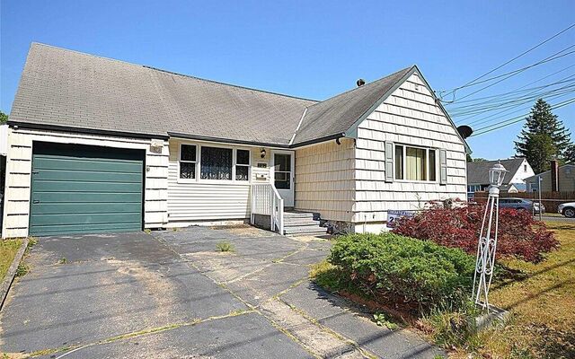 207 August Rd, North Babylon, NY 11703