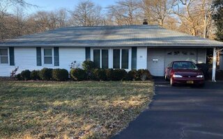 21 Case Ct, Sayville, NY 11782