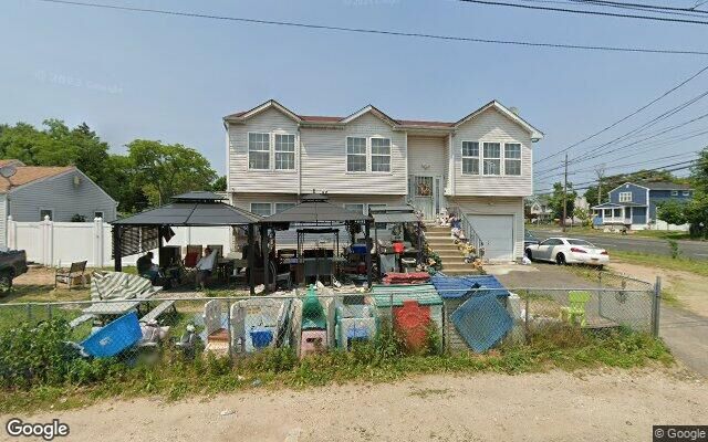21 Fairtown Rd, Bay Shore, NY 11706
